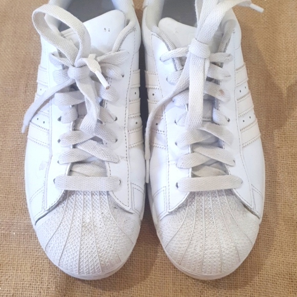 Size 9 Adidas Originals Superstar Sneakers - Picture 2 of 6